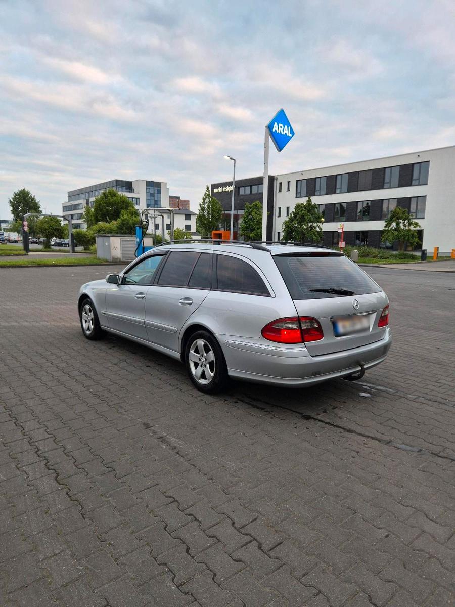 Mercedes-Benz E220 2004 — photo 7