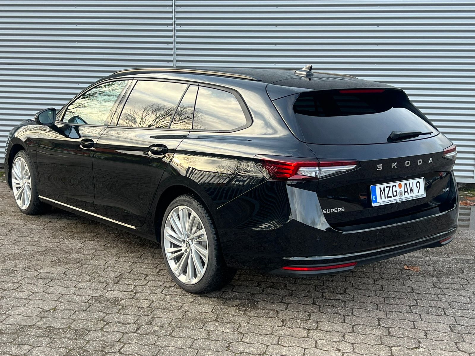 Fahrzeugabbildung SKODA Superb Combi 2.0 TDI 4x4 Navi ACC AHK
