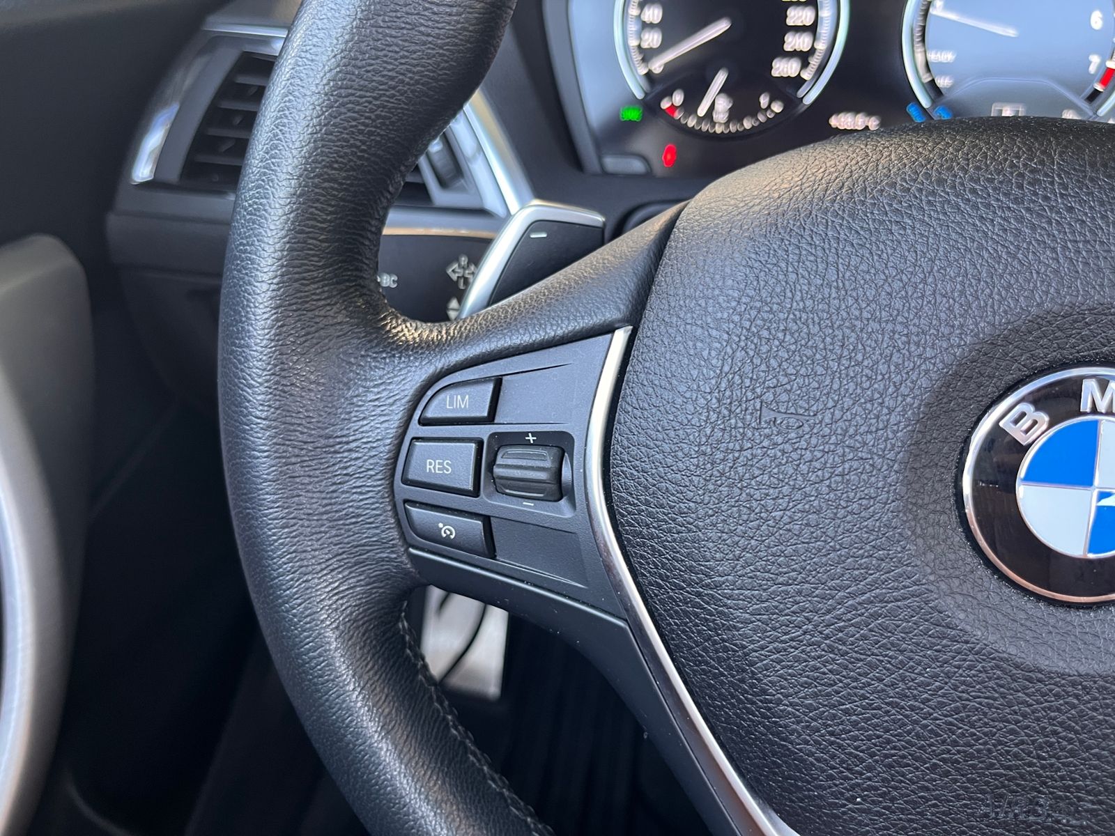 Fahrzeugabbildung BMW 220i Cabrio M Sport Shadow LED NAV RFK SHZ 18"