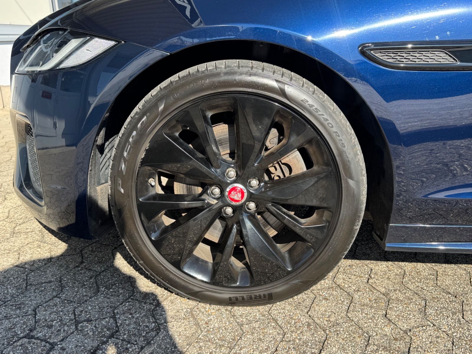 Fahrzeugabbildung Jaguar XF Sportbrake R-Dynamic SE AWD/PANO/KAM/MERIDIAN
