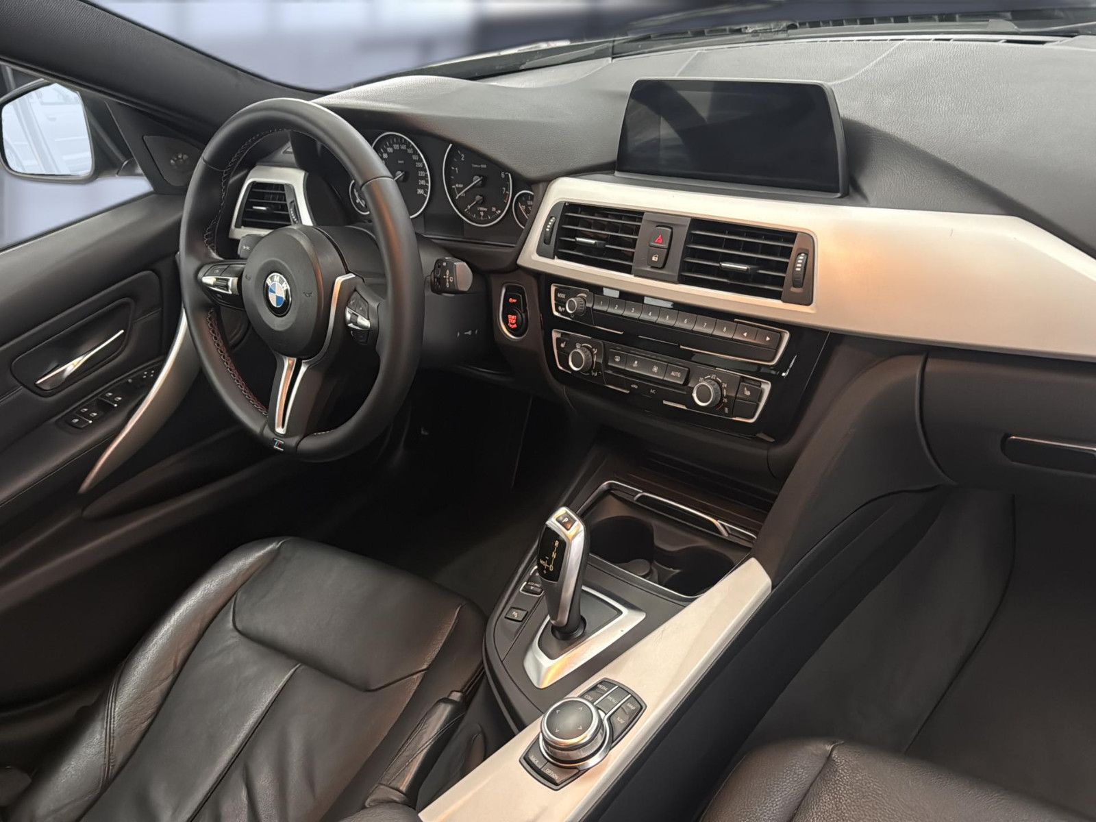 Fahrzeugabbildung BMW 320i Touring / AHK