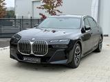 BMW 740d xDrive M-SPORT/B&W/PANO/HEAD/GARANTIE - mit Diesel-Antrieb: Schwarz, Vollleder, Garantie