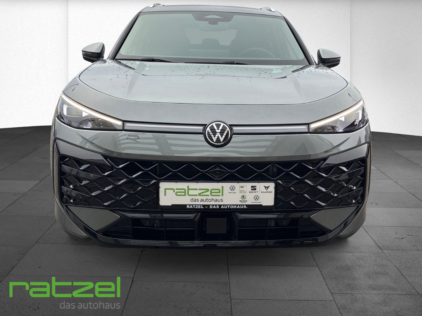 Fahrzeugabbildung Volkswagen T-Roc R-LINE 1.5 eTSI PANO+Allwetter+IQ.Light