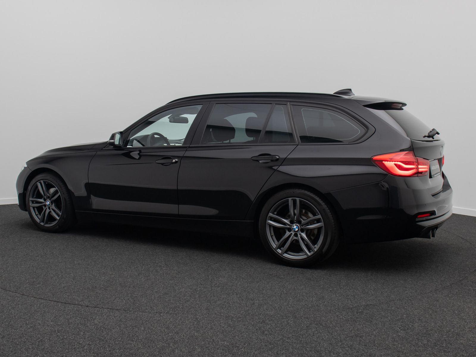 Fahrzeugabbildung BMW 320d GeschwindigReg PDC Panorama LED Sportsitz