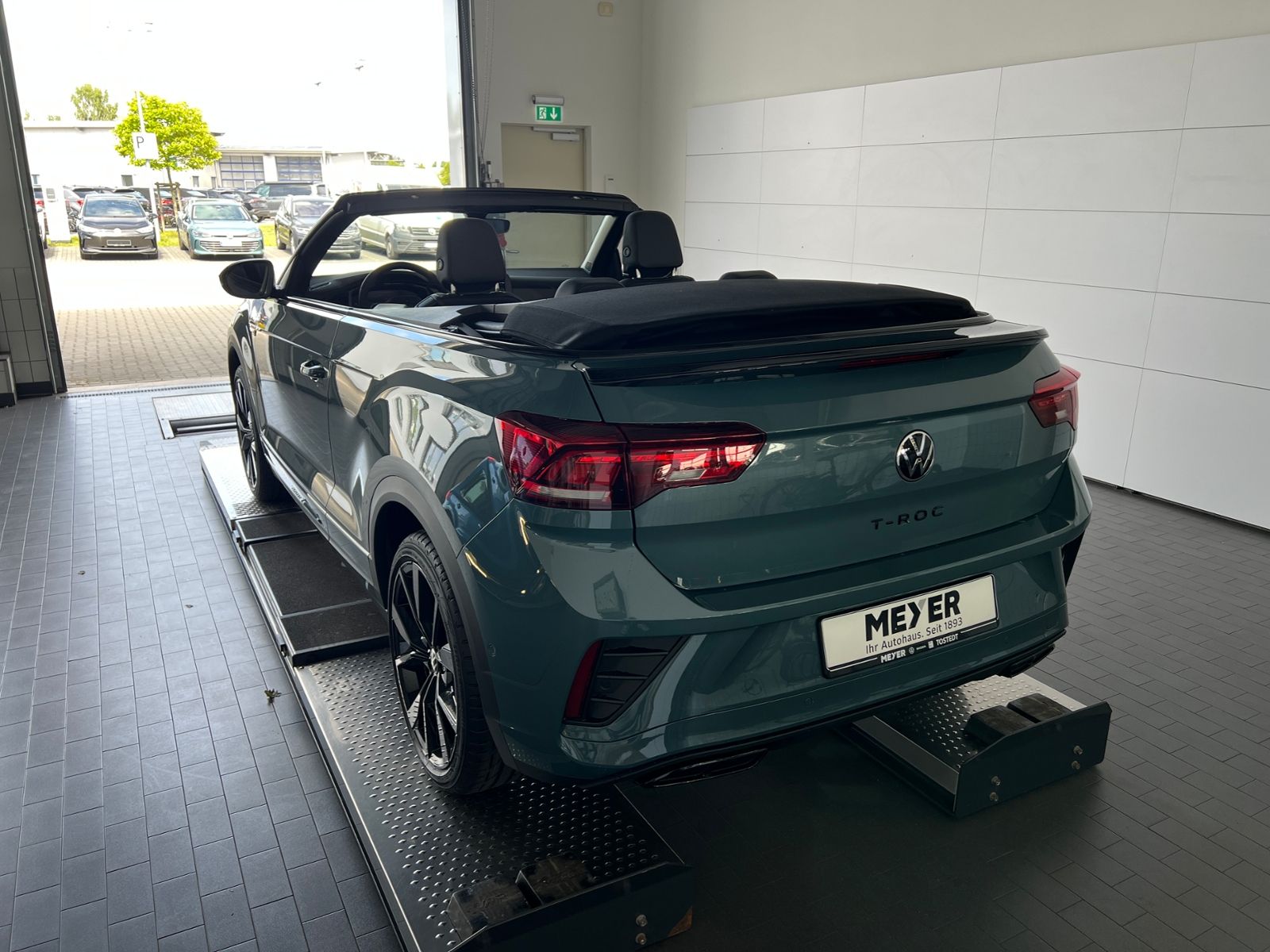 Fahrzeugabbildung Volkswagen T-Roc Cabriolet   R-Line 1.5 TSI DSG *AHK, Black