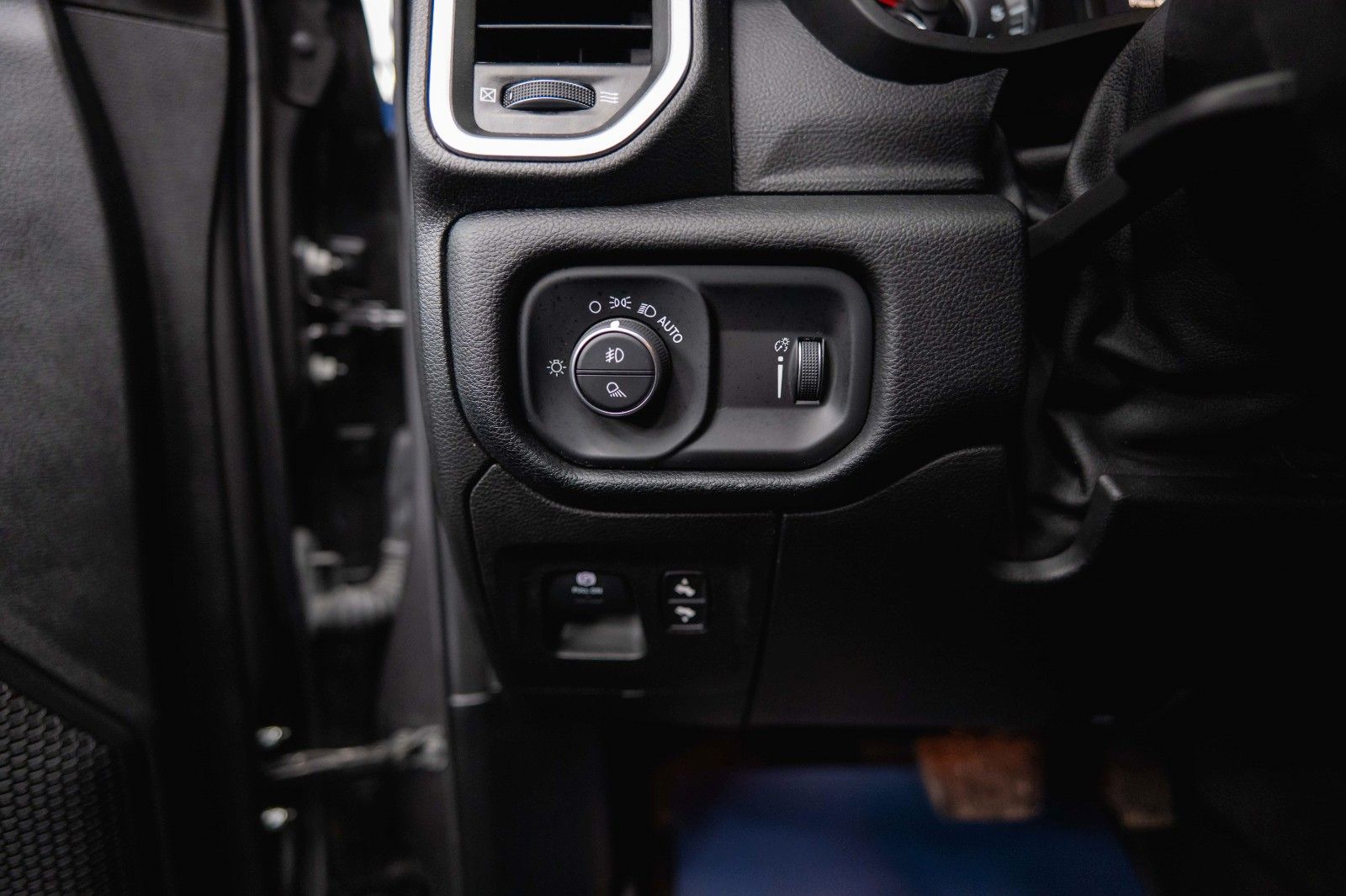 Fahrzeugabbildung Dodge RAM 5.7 V8 HEMI 4x4 OFFROAD Night Limited 19%