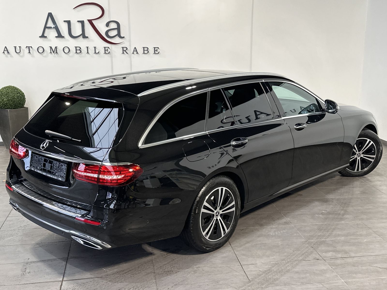 Fahrzeugabbildung Mercedes-Benz E 220d T Avantgarde NAV+LED+AHK+PANO+WIDESCREEN