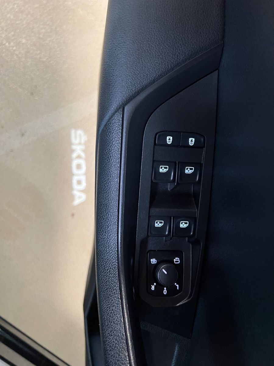 Fahrzeugabbildung SKODA Karoq Clever *4x SITZHEIZUNG*BEHEIZBARES LENKRAD