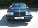 Mercedes-Benz E 250 DIESEL AKTIV - Mercedes-Benz E 250: Blau