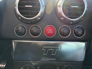 Fahrzeugabbildung Audi TT Roadster 1.8 T Xenon Leder SHZ Klimaaut. uvm.