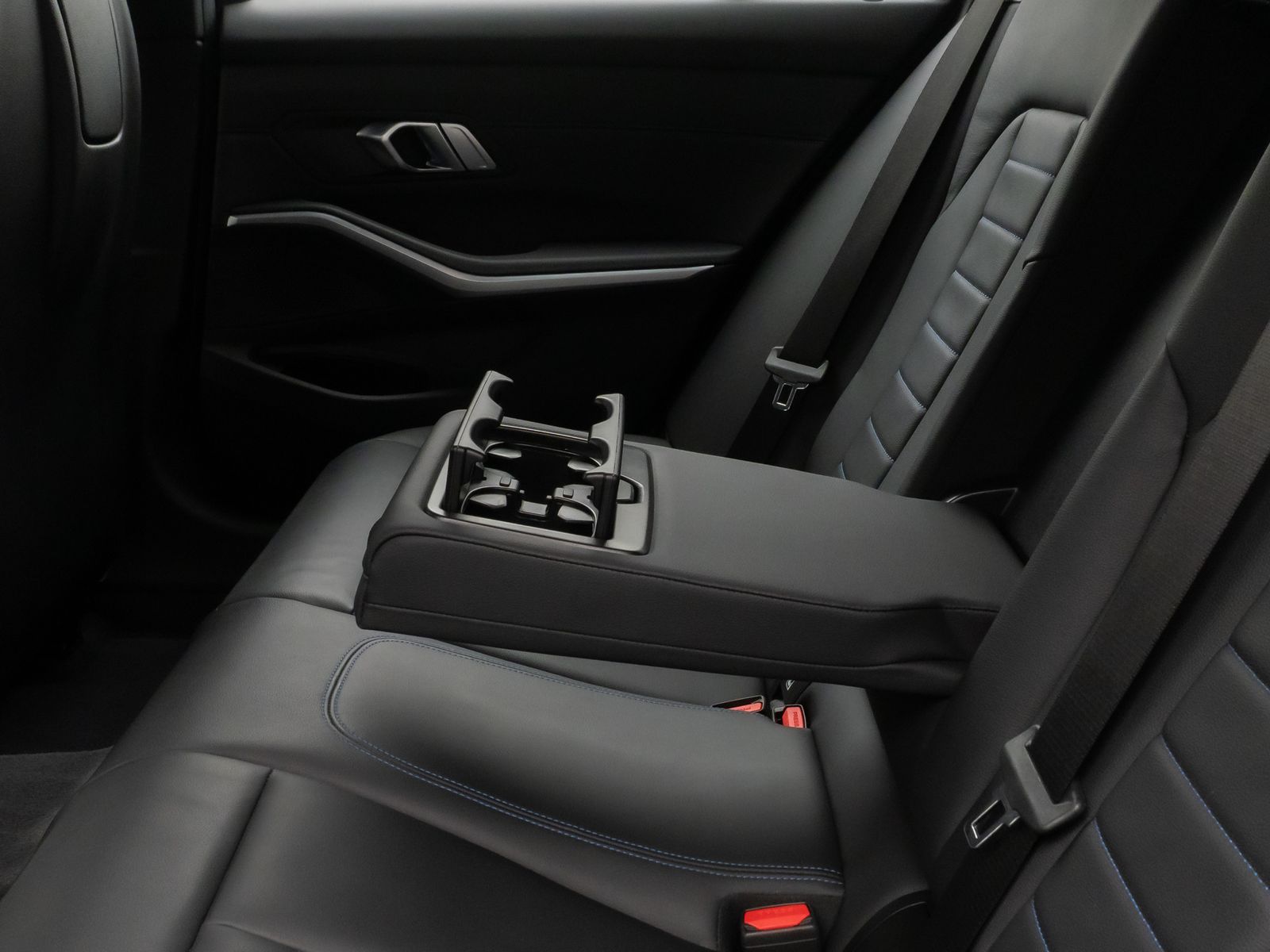 Fahrzeugabbildung BMW 318d M Sport DAB HUD CockPitPro Lordos PDC Leder