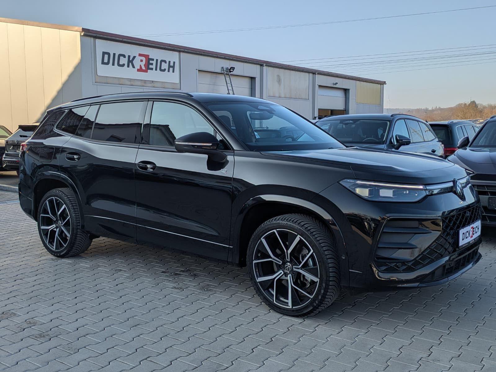 Fahrzeugabbildung Volkswagen Tayron 2.0 TDI 4M R-Line 7S*IQ-L.*PANO*HUD*AHK