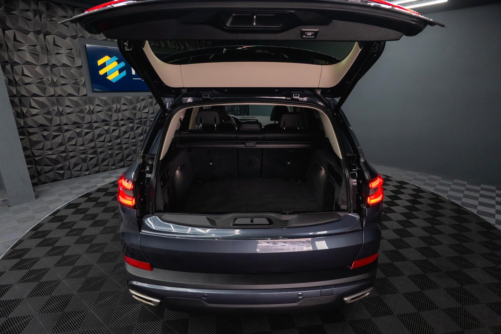 Fahrzeugabbildung BMW X5 xDrive 40i X-Line Sport *Massage*Head Up*ACC*