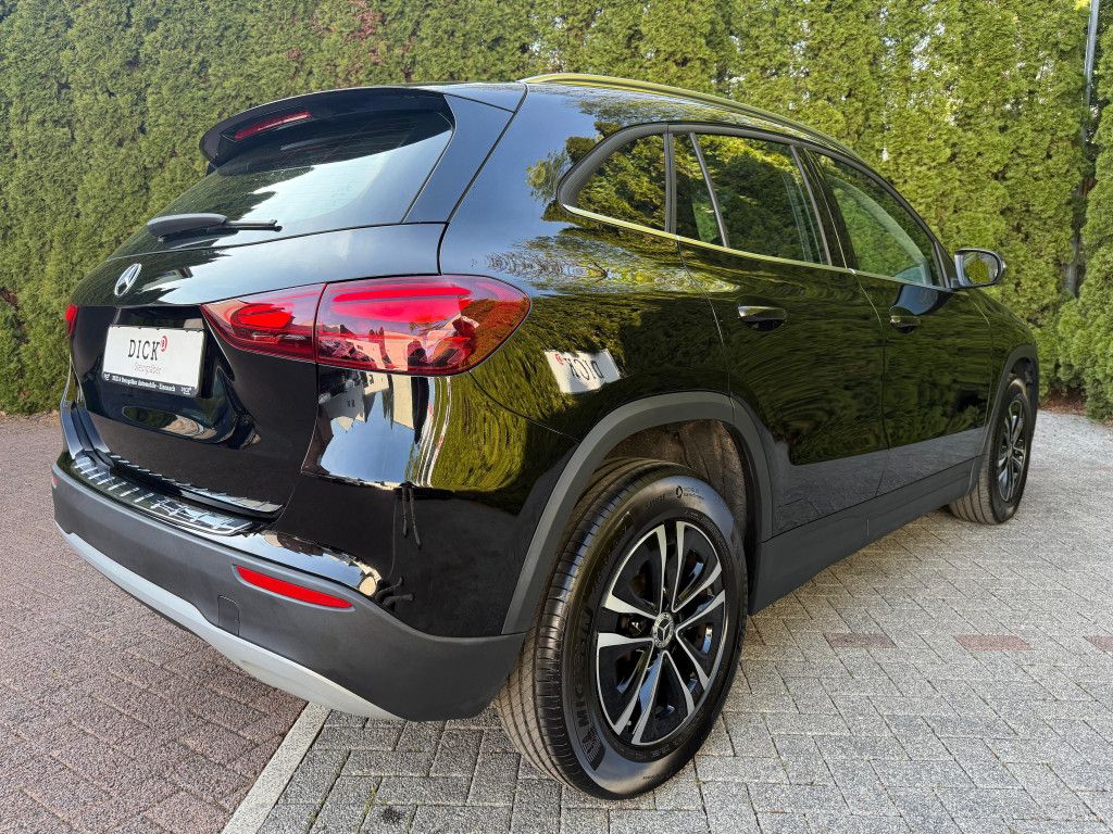 Fahrzeugabbildung Mercedes-Benz GLA 180 7G LED+MBUX+VIRT+SHZ+KAM+PARK+T-LEDER+