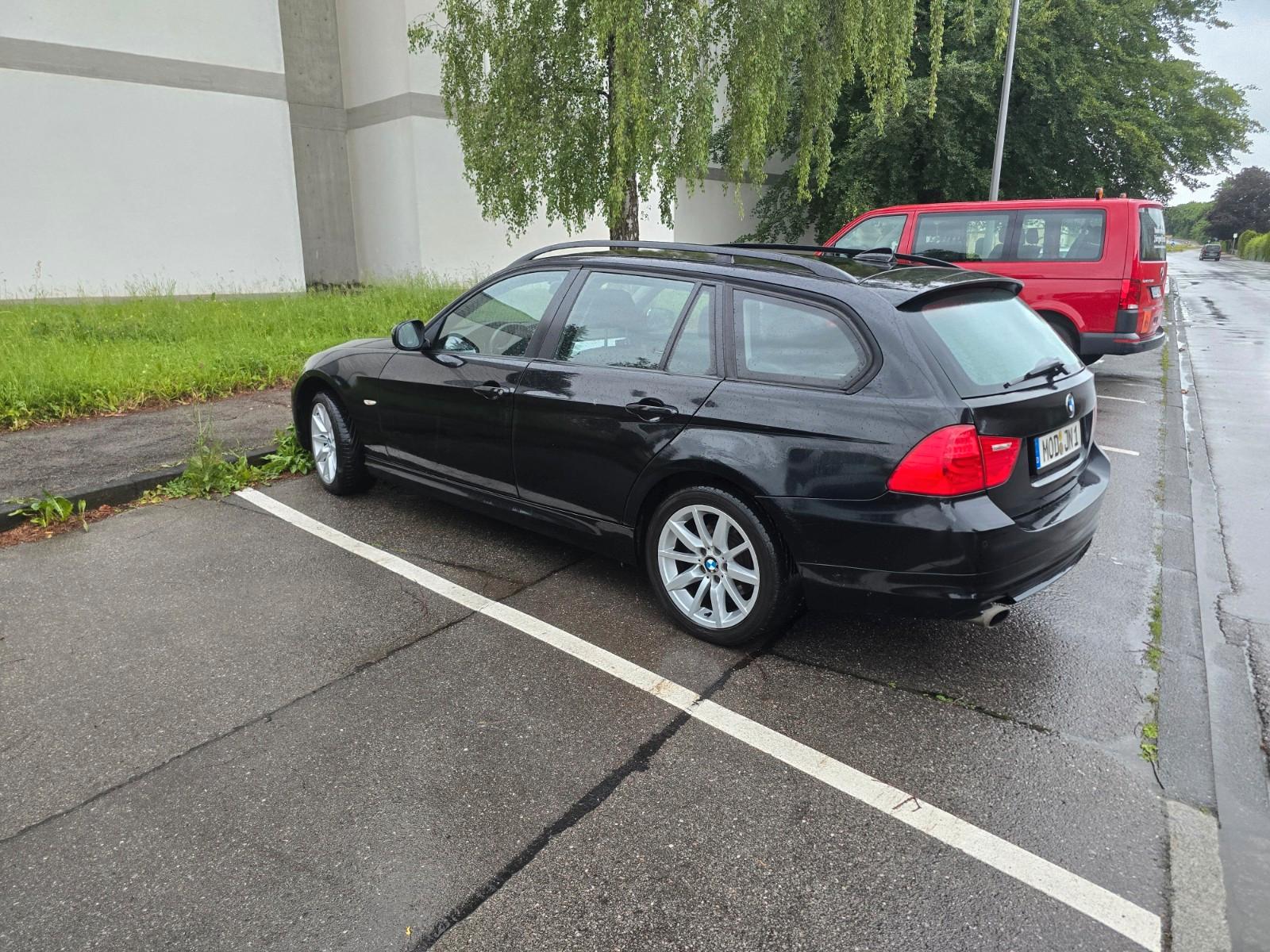 BMW 320 2009 — rear view