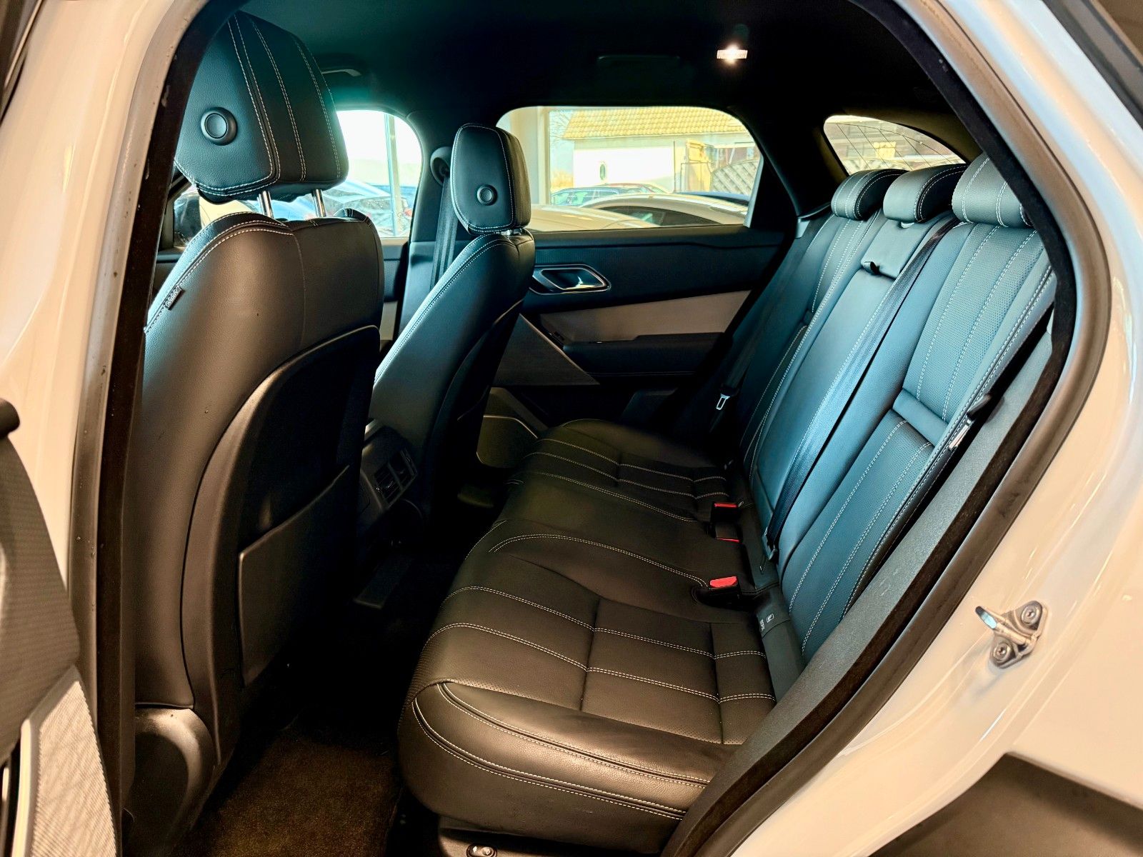 Fahrzeugabbildung Land Rover Range Rover Velar P250 R-Dynamic SE DesignPaket