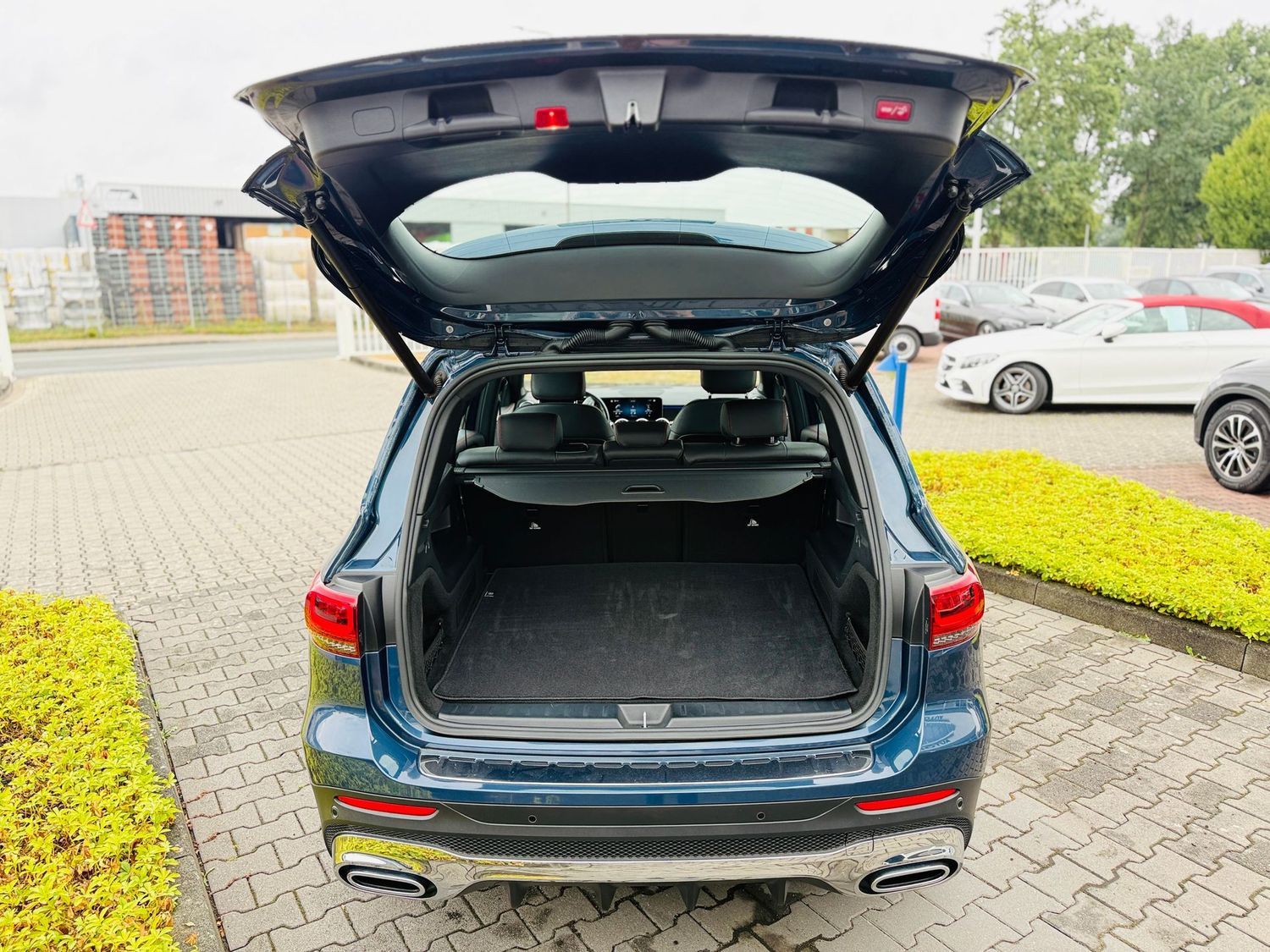 Fahrzeugabbildung Mercedes-Benz GLB 250 4M AMG, Autom., Multibeam, PTS, RFK, Nav
