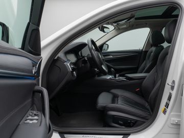 Fahrzeugabbildung BMW 530e Tour Luxury Line HiFi Pano AHK Kamera DAB