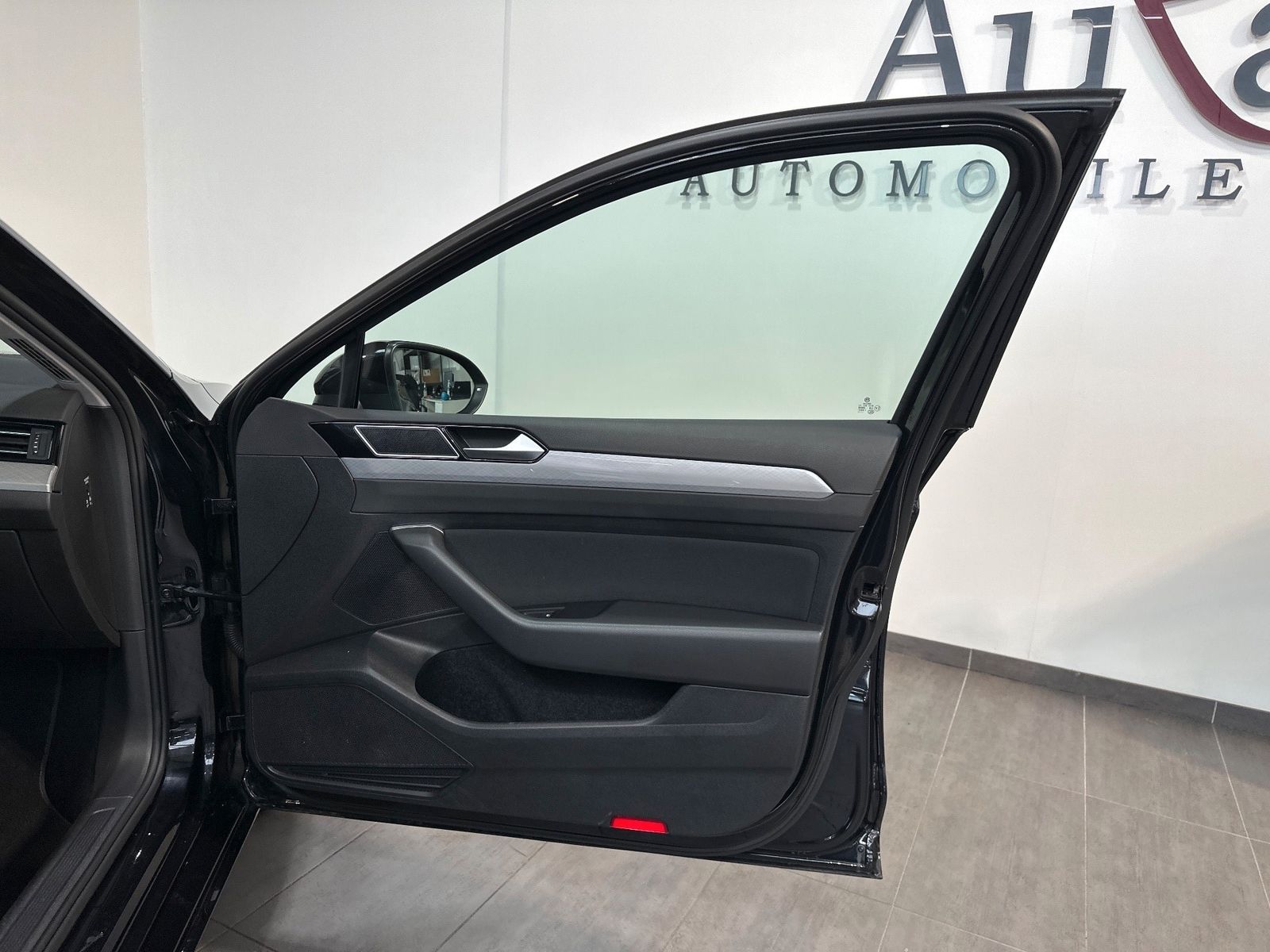 Fahrzeugabbildung Volkswagen Passat Variant Business NAV+LED+ACC+AHK+KAM+17ZO