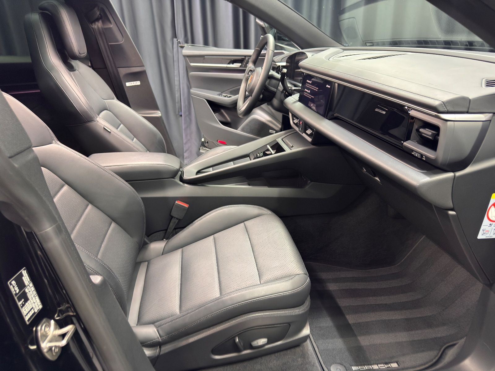 Fahrzeugabbildung Porsche Macan Electric 4|PANORAMA|BOSE|LED|