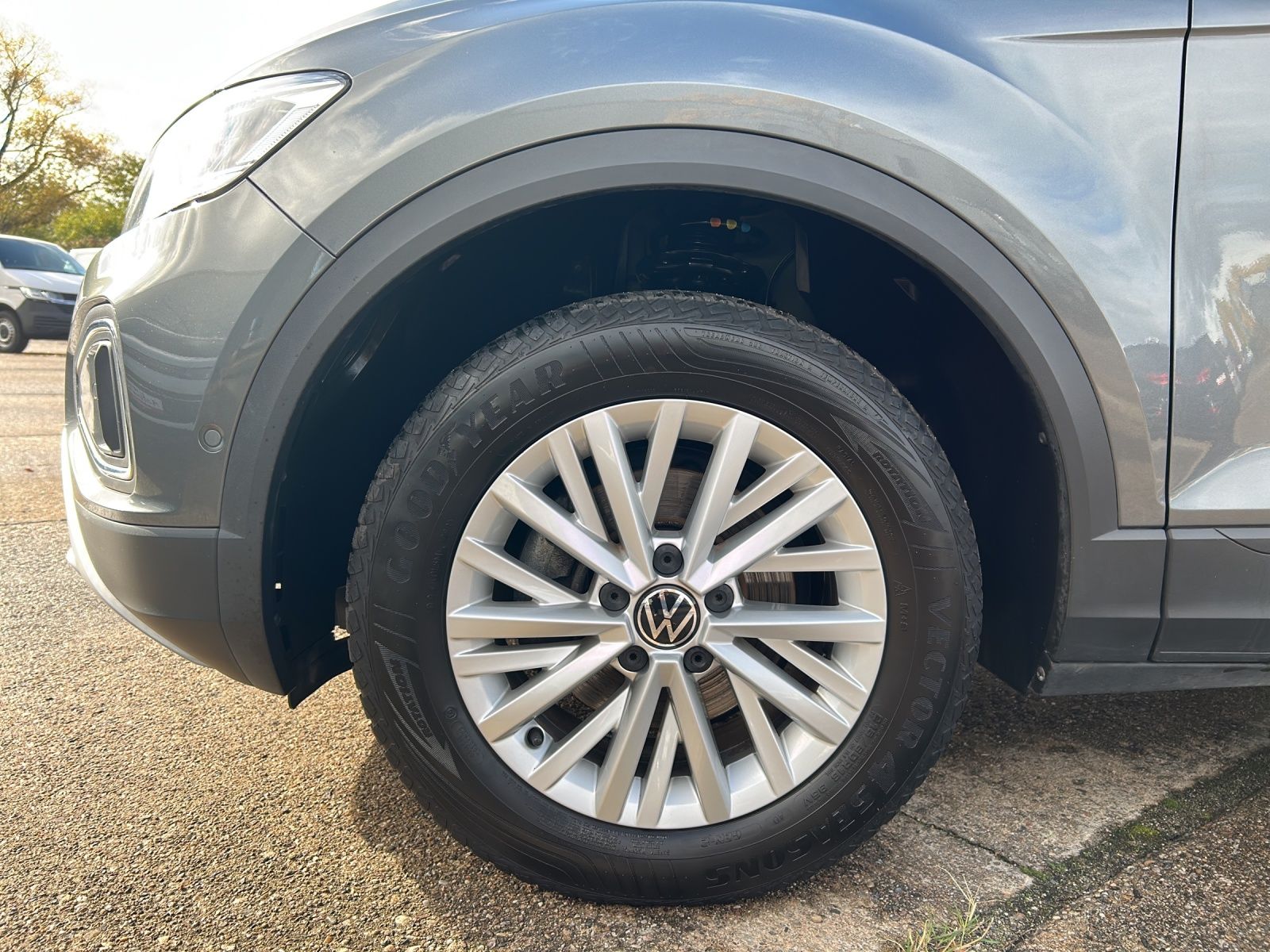 Fahrzeugabbildung Volkswagen T-Roc TSI Life LED Navi AID APP SH LM