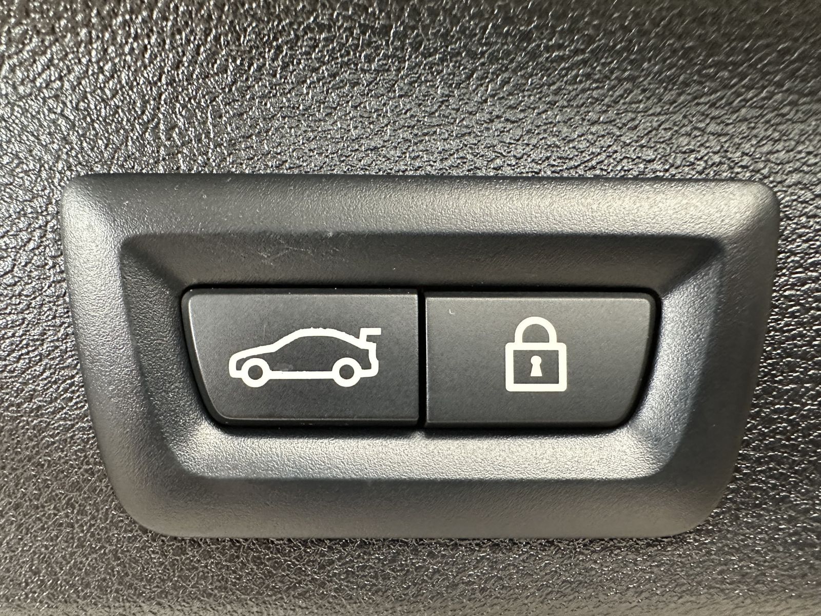 Fahrzeugabbildung BMW 530e Touring xDrive Luxury NAV+LASER+HUD+H&K+ACC
