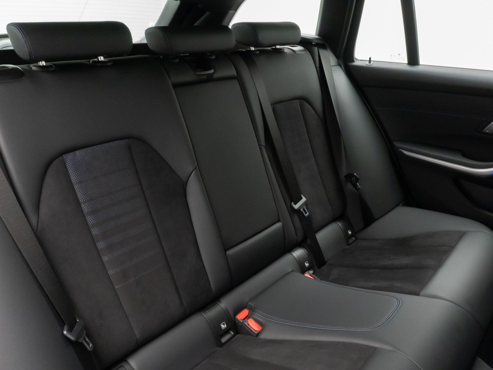 Fahrzeugabbildung BMW 330d M Sport HiFi Lenkradheiz AHK Komfort 18Zoll