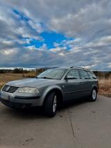 Volkswagen VW Passat 1.6 Benzin. - Volkswagen Passat aus 2001: Kombi