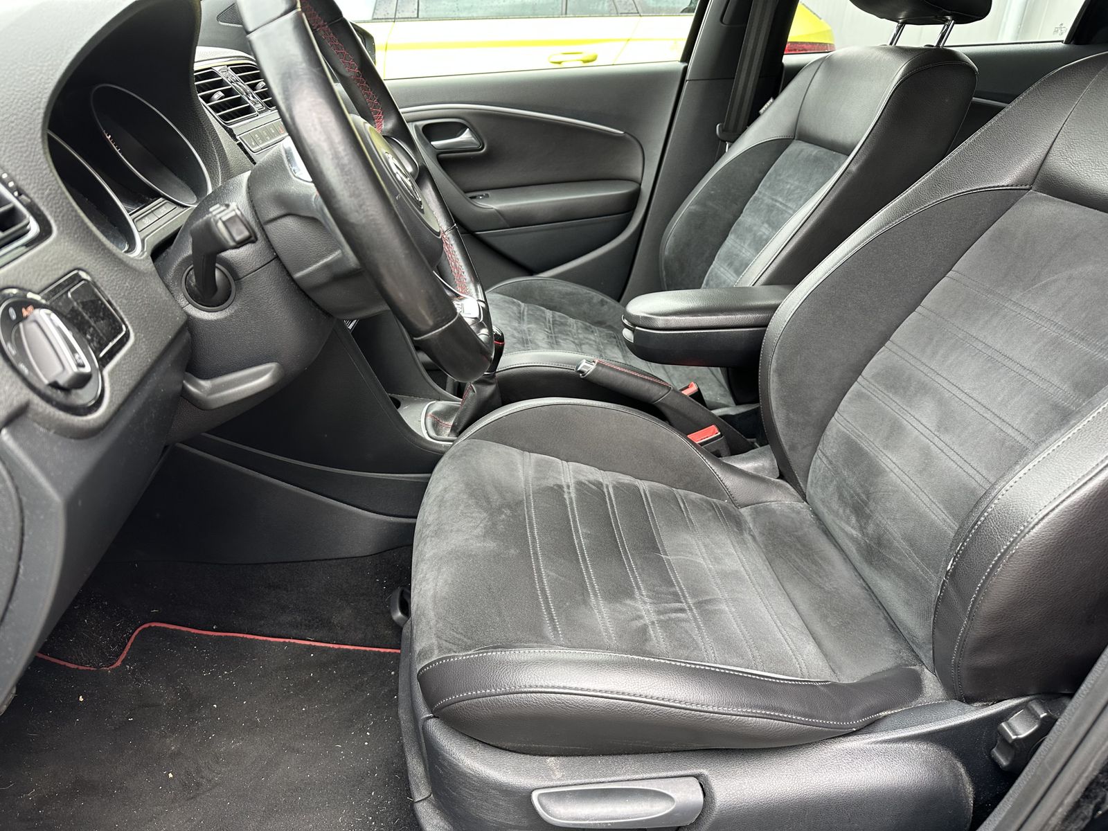 Fahrzeugabbildung Volkswagen Polo 1.8 TSI GTI NAV+LED+SHZ+APS+BLUETOOTH+EU6+2