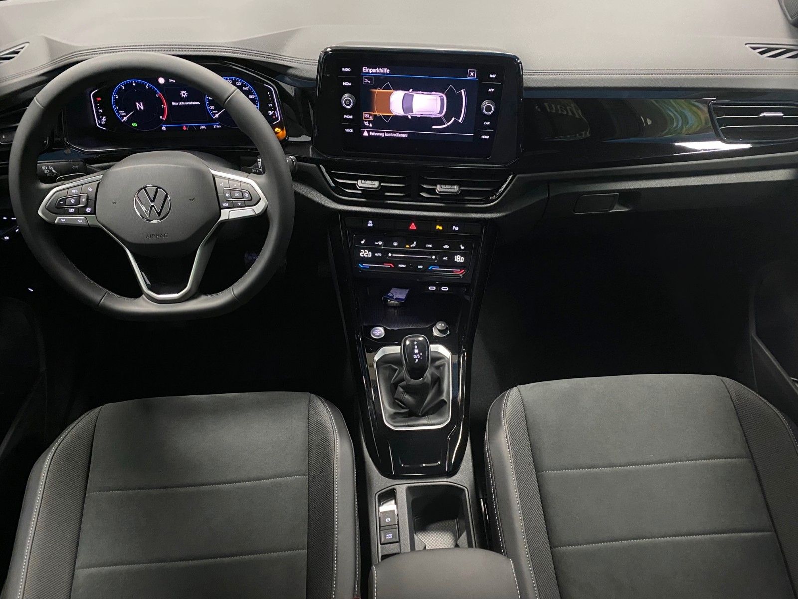 Fahrzeugabbildung Volkswagen T-Roc 1.5 TSI DSG+STYLE+PANORAMA+AHK+GARANTIE+BC