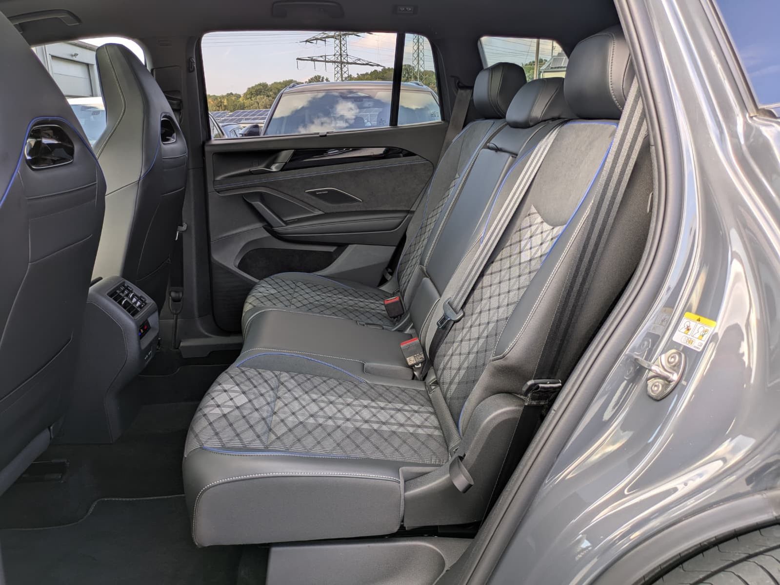 Fahrzeugabbildung Volkswagen Tayron 2.0 TDI 4M R-Line BLACK*7Si*MATRIX*PANO