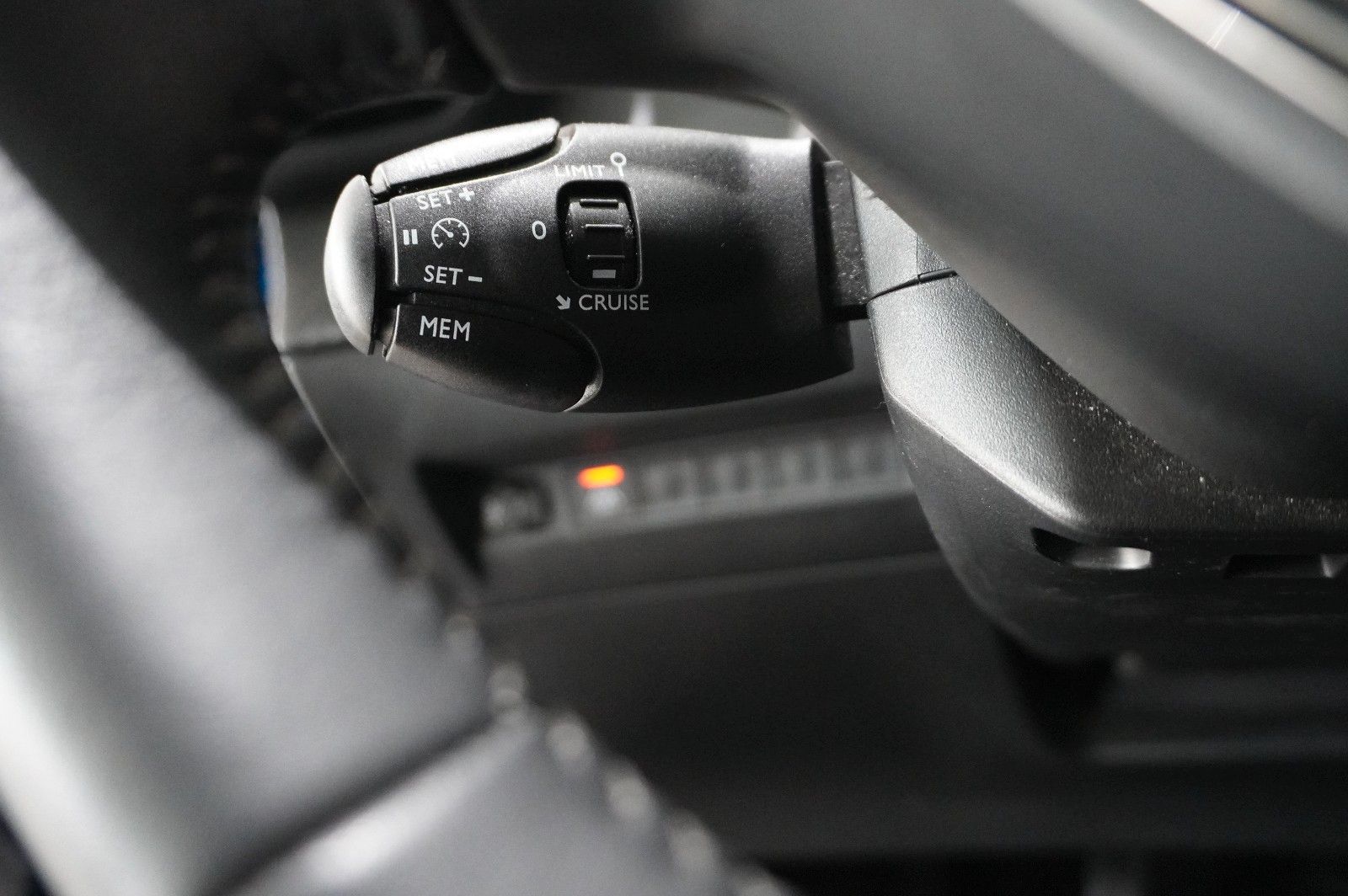 Fahrzeugabbildung Peugeot 2008 1.2 PURETECH NAVI/SHZ/KAMERA/TEMP/DAB+