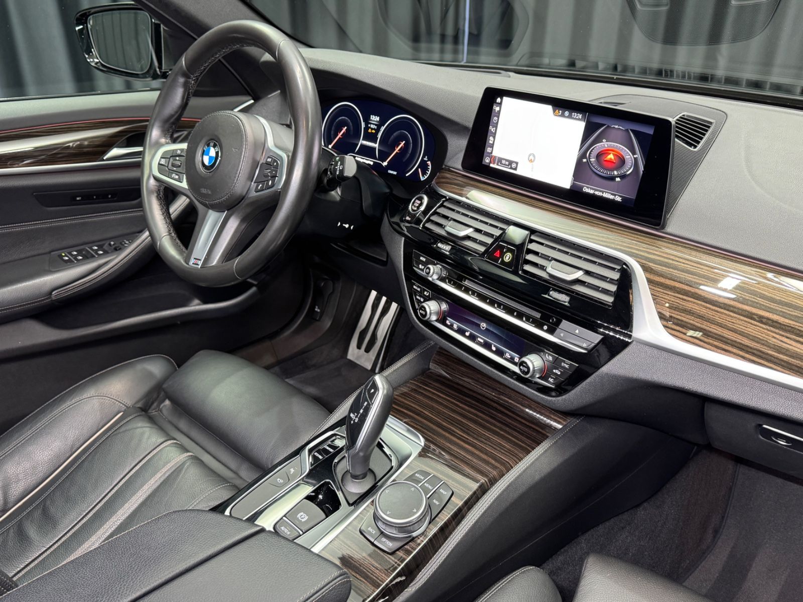 Fahrzeugabbildung BMW M550d xDrive Touring|PANO|NAVI|AHK|1.HAND