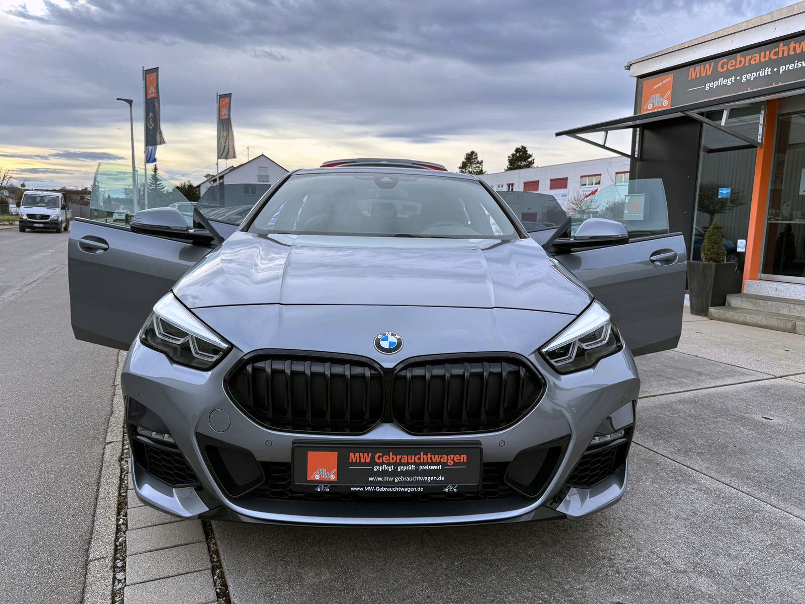 Fahrzeugabbildung BMW 220i Gran Coupé Steptr. M-Sport LED PANO KAM SHZ