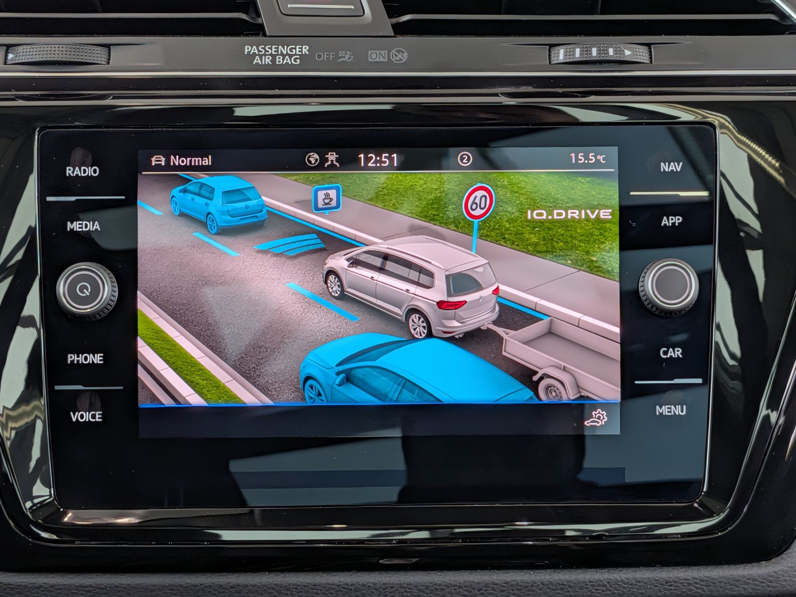 Fahrzeugabbildung Volkswagen Touran 2.0 DSG R-Line High Pano 7-Si IQ AHK VOLL