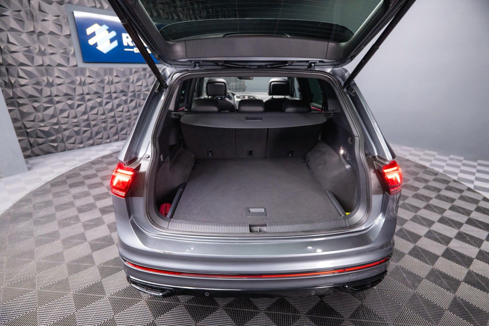 Fahrzeugabbildung Volkswagen Tiguan Allspace R-Line 4Motion HUD | PANO | ACC