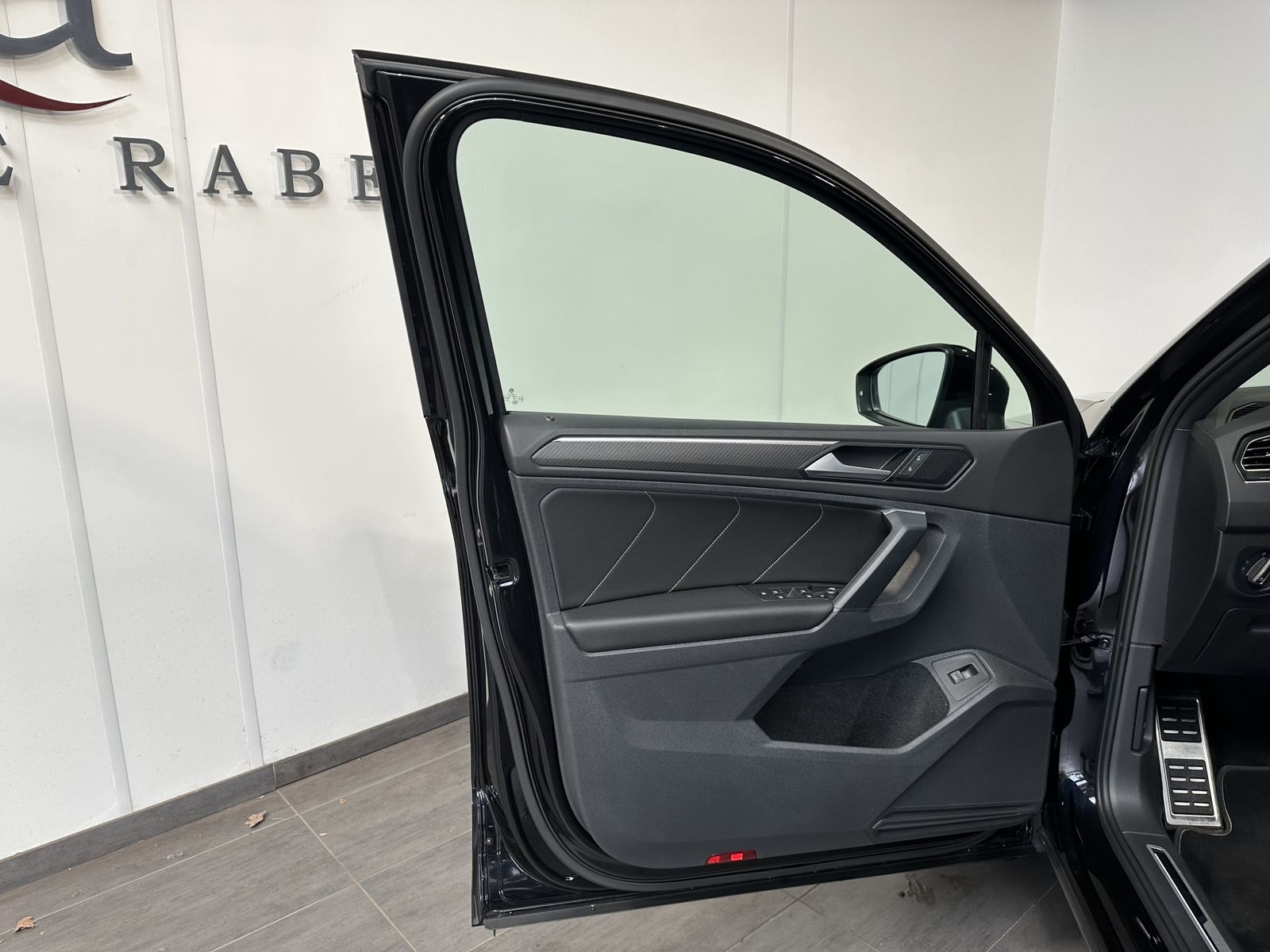 Fahrzeugabbildung Volkswagen Tiguan 2.0 TDI DSG R-Line Black NAV+LED+ACC