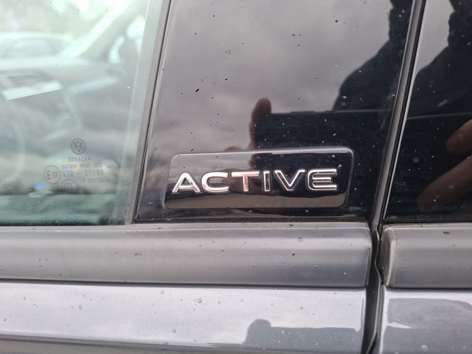 Fahrzeugabbildung Volkswagen Tiguan TSI Active LED Navi ACC RFK SH 18"