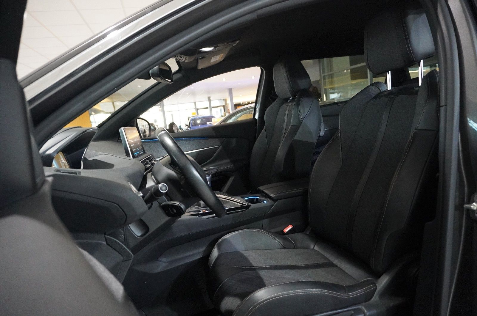 Fahrzeugabbildung Peugeot 5008 1.2T ALLURE GT-LINE 7-SITZ NAVI/LED/KAMERA