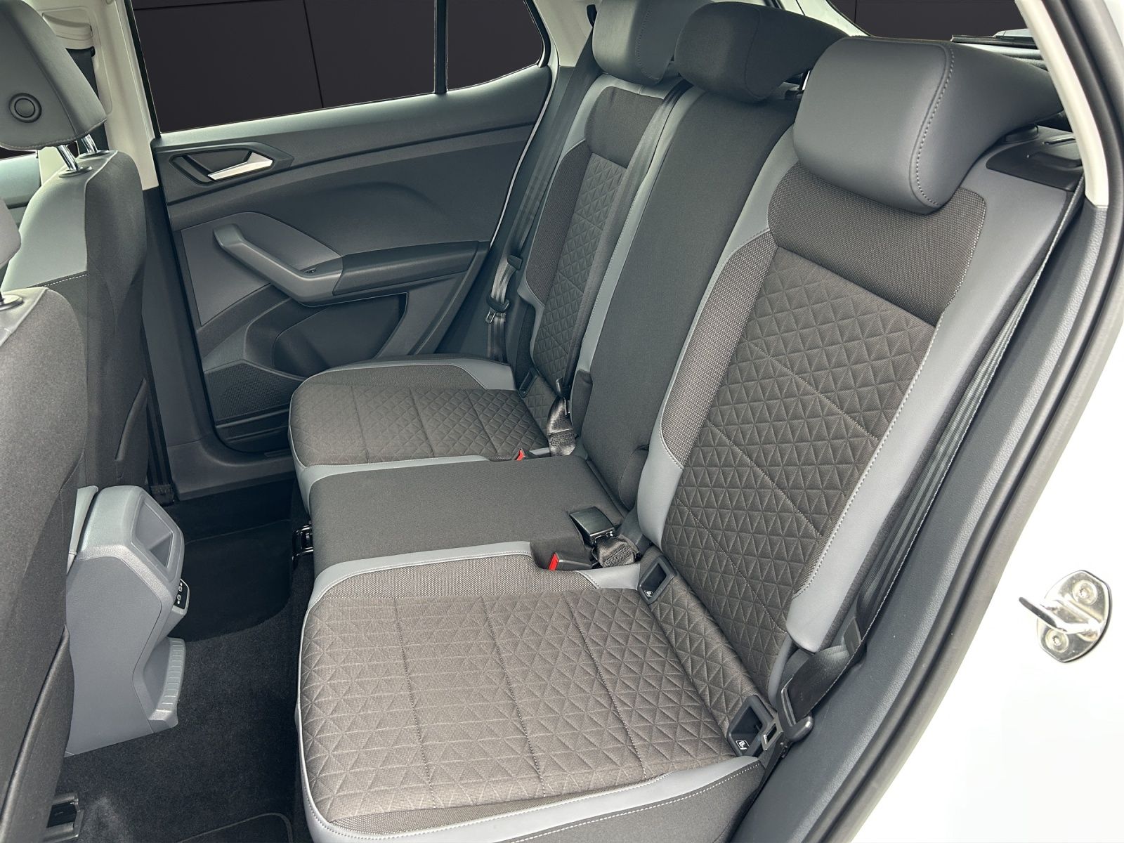 Fahrzeugabbildung Volkswagen T-Cross TSI Style R-Line LED Navi RFK SH 17"