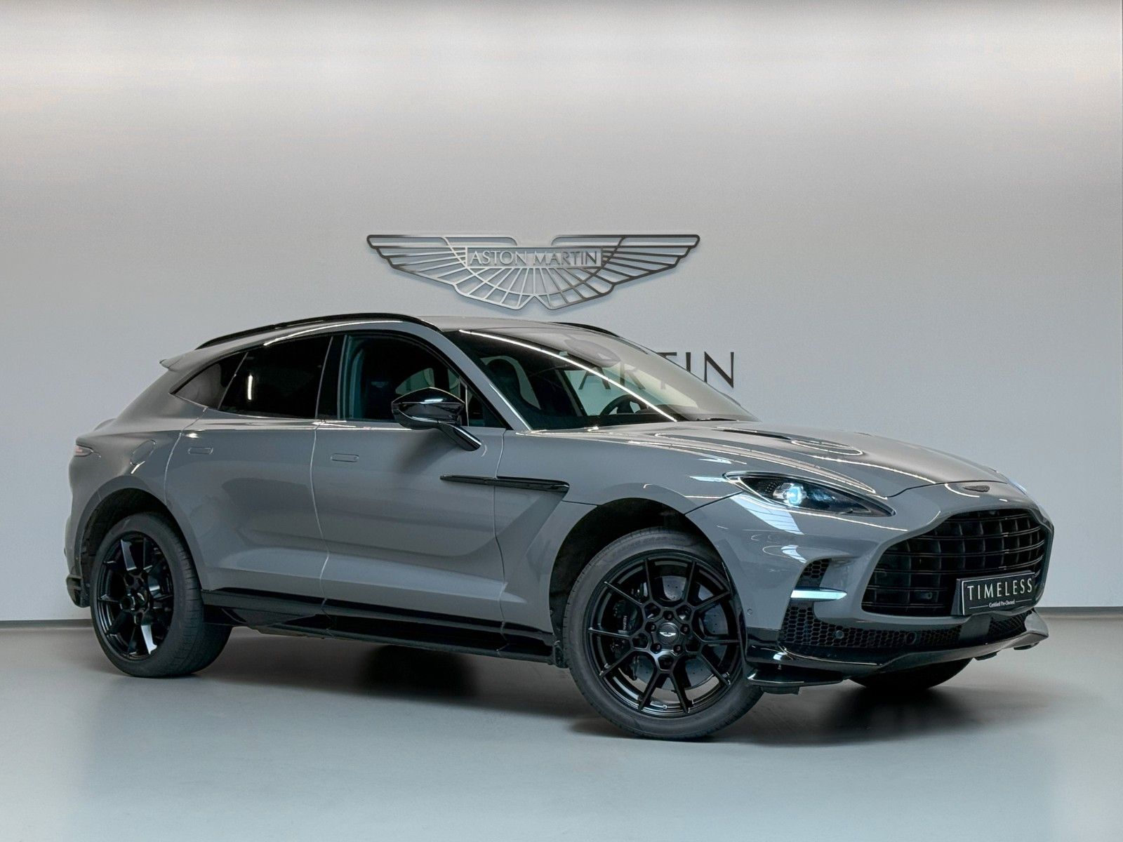 ASTON MARTIN DBX