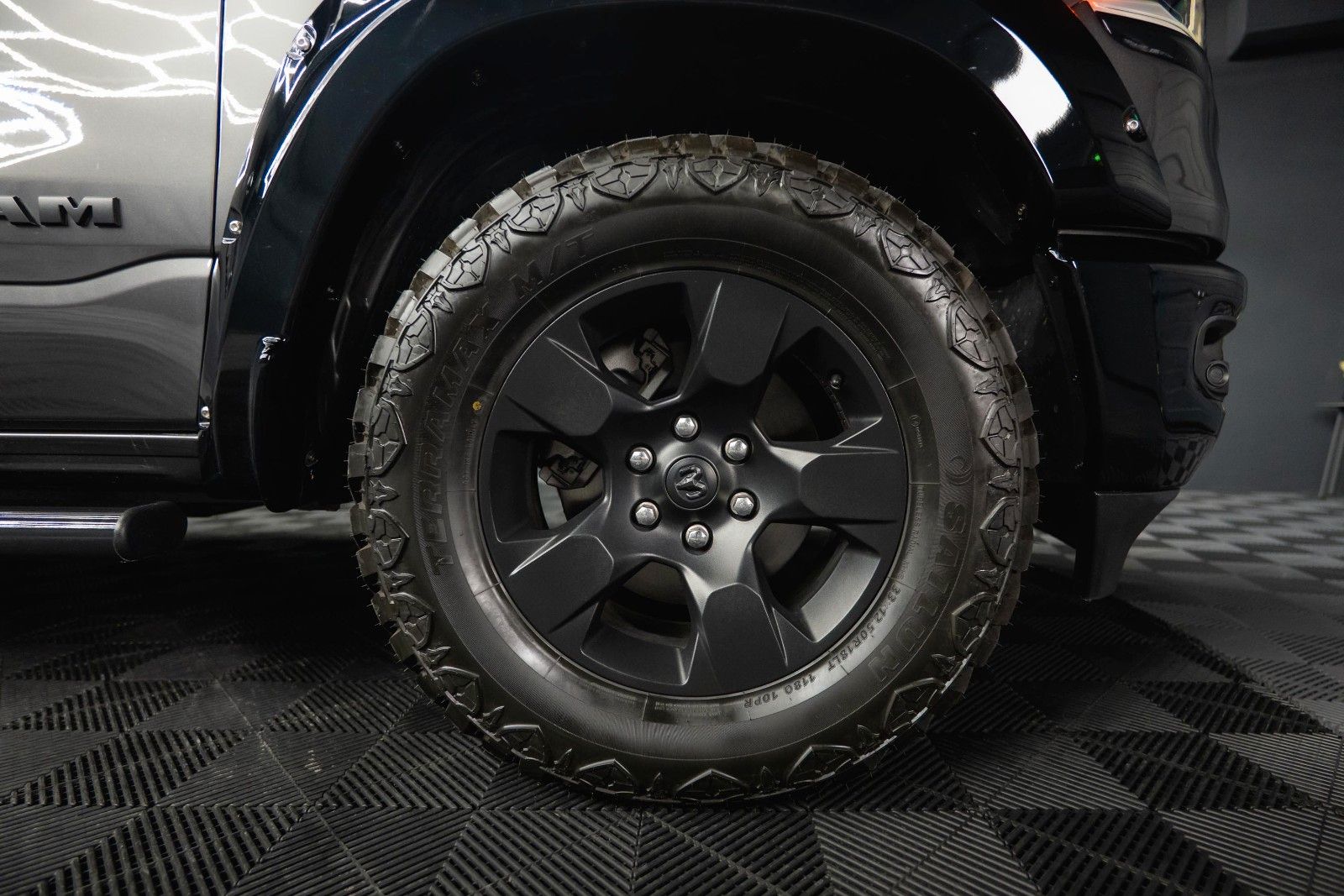 Fahrzeugabbildung Dodge RAM 5.7 V8 HEMI 4x4 OFFROAD Night Limited 19%