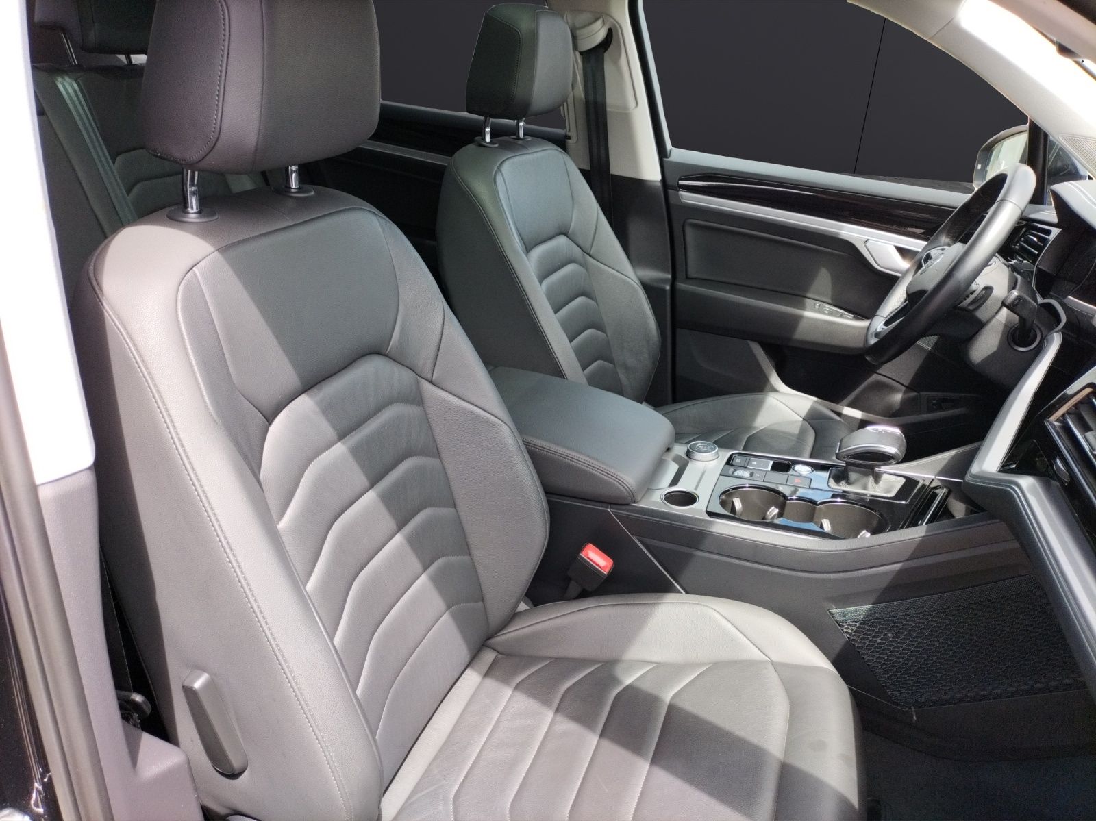 Fahrzeugabbildung Volkswagen Touareg Elegance 4M eHybrid LED PANO AHK SHZ PDC