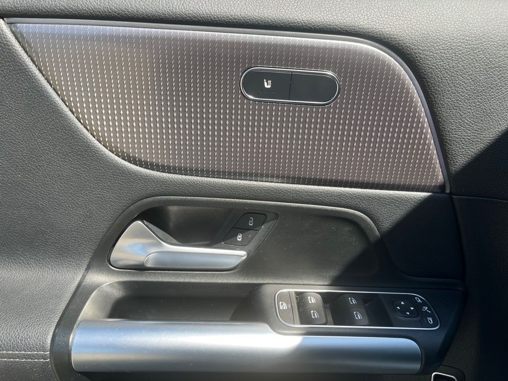 Fahrzeugabbildung Mercedes-Benz GLA 200 Progressive Night AHK LED SHZ Ambie. KAM