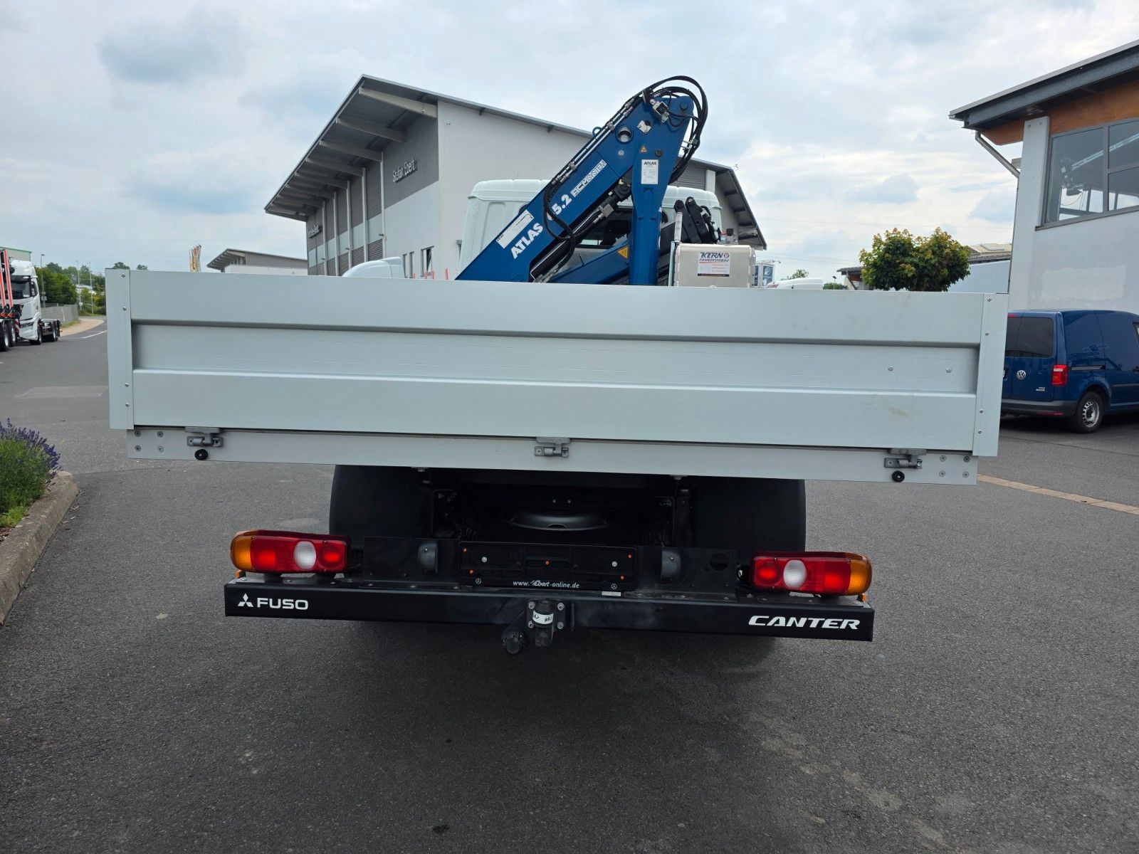 Fahrzeugabbildung Mitsubishi Fuso Canter 6C18D DoKa 4x4 Kran Atlas 65.2 - A2