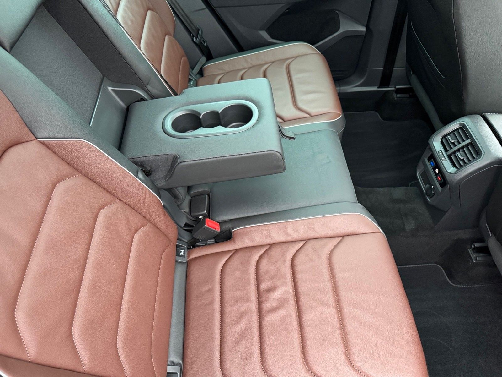 Fahrzeugabbildung Volkswagen Tiguan Elegance 4Motion 2.0 TDI