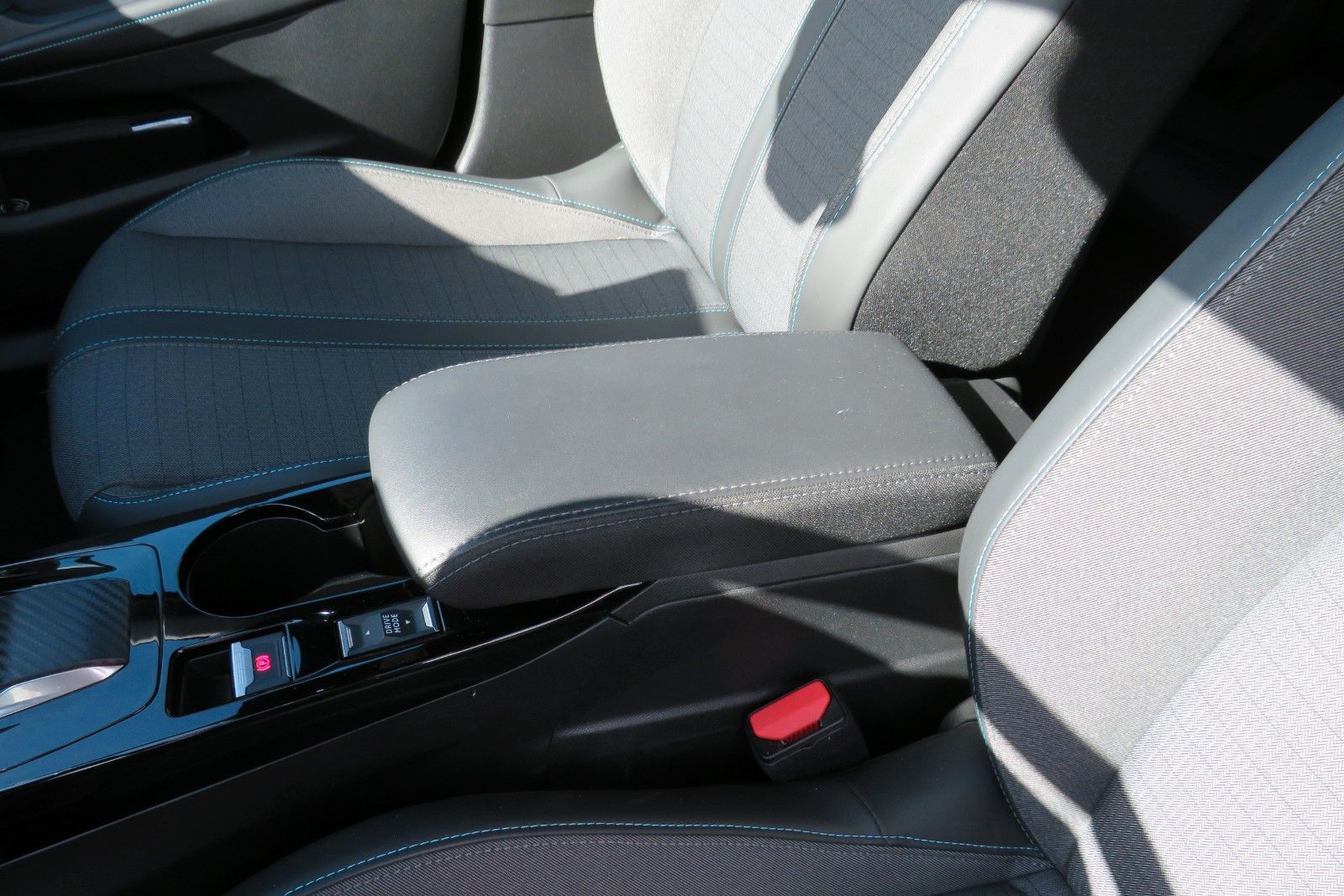 Fahrzeugabbildung Peugeot 2008 e- Allure Pack NAVI KAMERA ACC PDC SITZH 1H