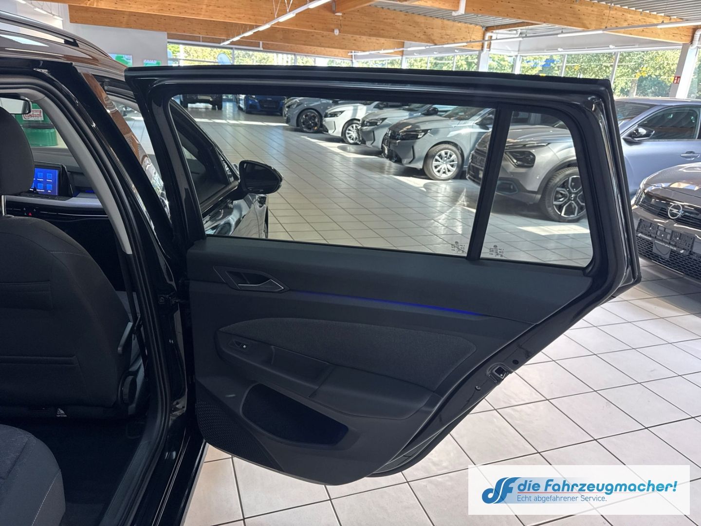 Fahrzeugabbildung Volkswagen Golf VIII Variant Life Navi Digitales Cockpit LE