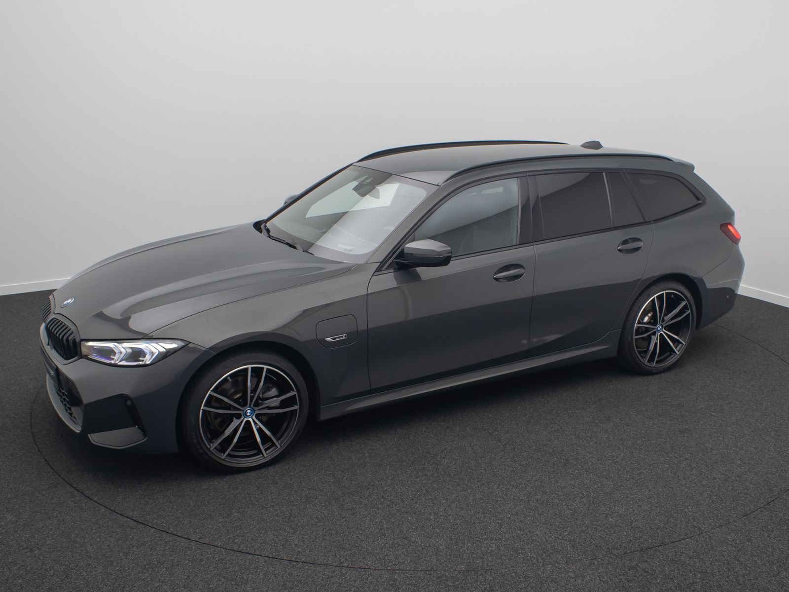 Fahrzeugabbildung BMW 330e xD MSport Kamera HUD DAB AHK Komfort 19Zoll