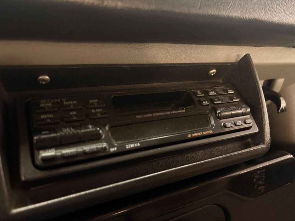 LAND ROVER Defender 90 E Station Wagon RADIO LAND ROVER Defender 90 E Station Wagon RADIO